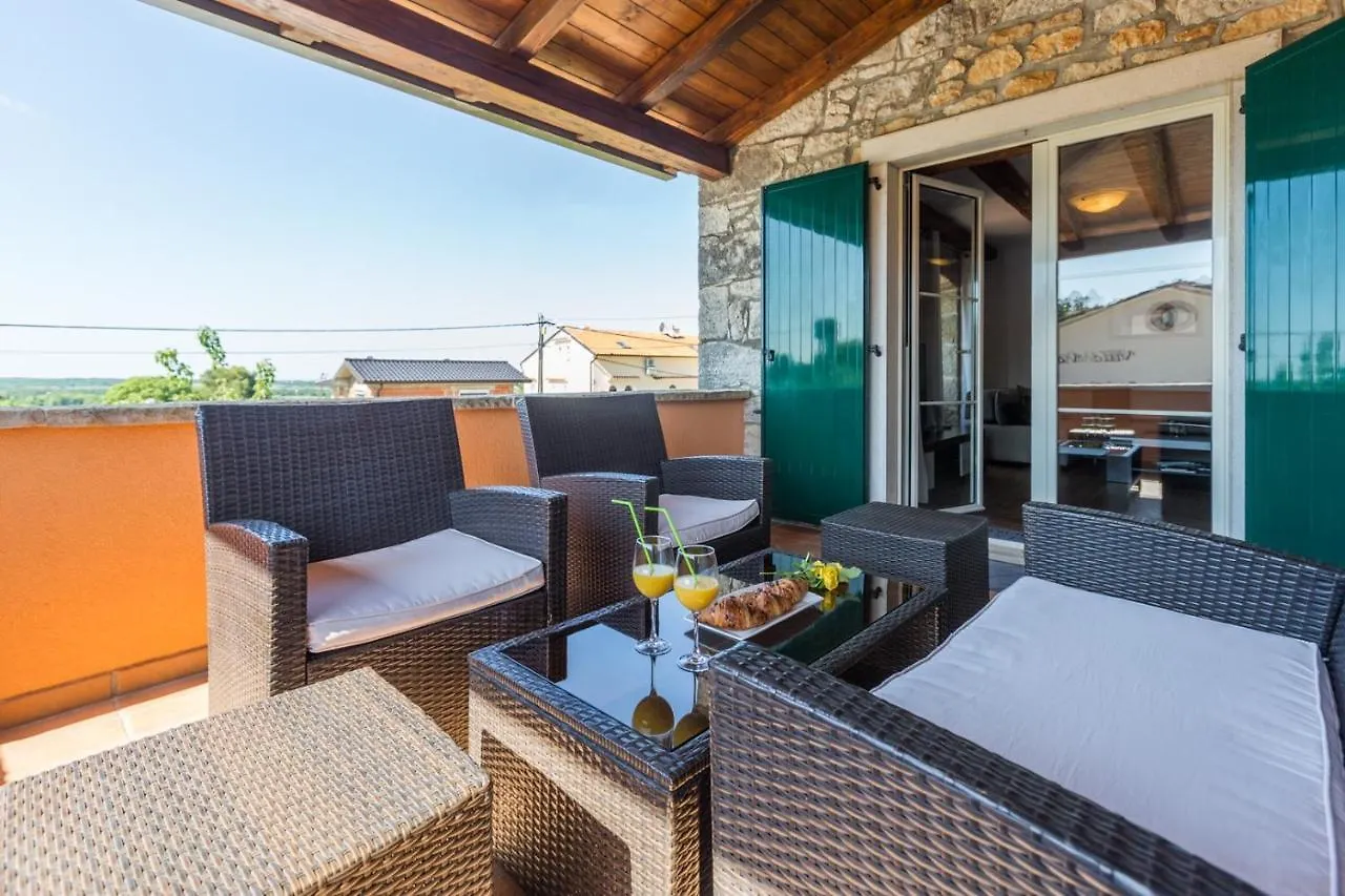Villa Vial Labinci 0*,