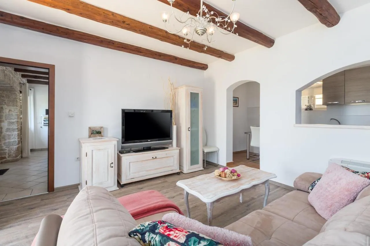 Villa Vial Labinci 0*,  Croatia